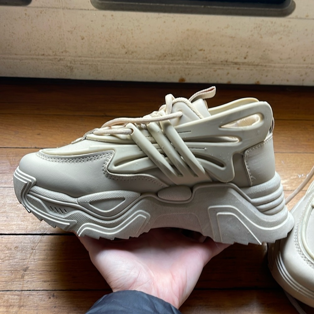 Women sz 5 Taupe 3 in platform sneaker